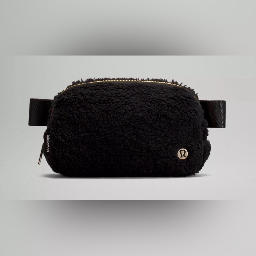 NWT Lululemon Everywhere Fleece Belt Bag in Black and Gold Accents (1L)